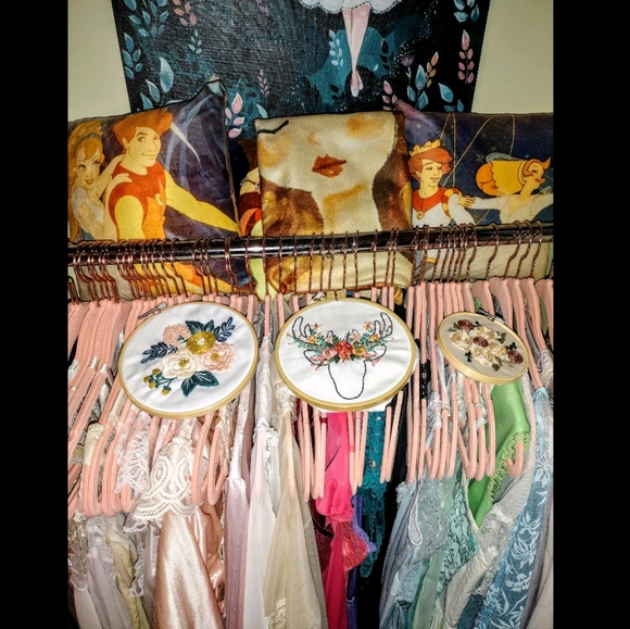 🧡 Hand Embroidered floral Who Cares - Picture 6 of 16